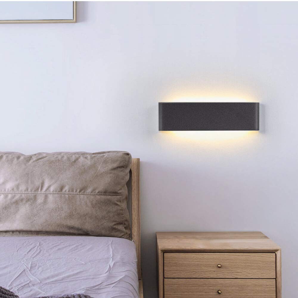 Elegante aplique LED de pared de diseño minimalista. Permite generar un tipo de luz difusa y homogénea a la vez. Son elementos funcionales y decorativos. Los apliques de pared Led suelen ser luminarias que complementan a la iluminación principal siendo un elemento importante en la decoración de los más variados ambientes.