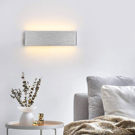 Elegante aplique LED de pared de diseño minimalista. Permite generar un tipo de luz difusa y homogénea a la vez. Son elementos funcionales y decorativos. Los apliques de pared Led suelen ser luminarias que complementan a la iluminación principal siendo un elemento importante en la decoración de los más variados ambientes.