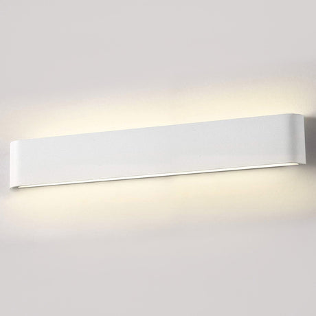 Elegante aplique LED de pared de diseño minimalista. Permite generar un tipo de luz difusa y homogénea a la vez. Son elementos funcionales y decorativos. Los apliques de pared Led suelen ser luminarias que complementan a la iluminación principal siendo un elemento importante en la decoración de los más variados ambientes.