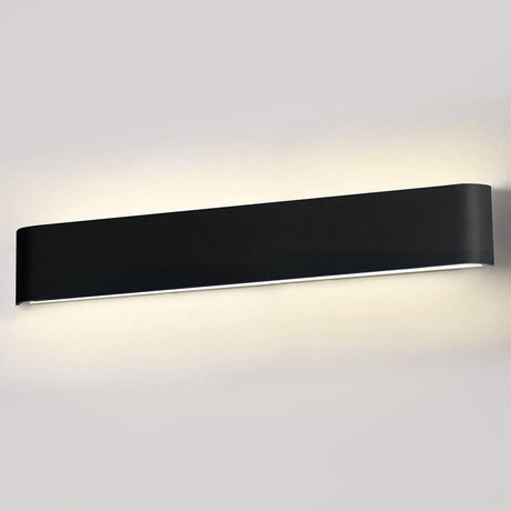 Elegante aplique LED de pared de diseño minimalista. Permite generar un tipo de luz difusa y homogénea a la vez. Son elementos funcionales y decorativos. Los apliques de pared Led suelen ser luminarias que complementan a la iluminación principal siendo un elemento importante en la decoración de los más variados ambientes.