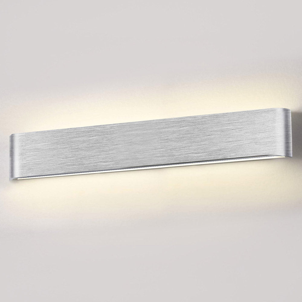Elegante aplique LED de pared de diseño minimalista. Permite generar un tipo de luz difusa y homogénea a la vez. Son elementos funcionales y decorativos. Los apliques de pared Led suelen ser luminarias que complementan a la iluminación principal siendo un elemento importante en la decoración de los más variados ambientes.