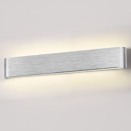 Elegante aplique LED de pared de diseño minimalista. Permite generar un tipo de luz difusa y homogénea a la vez. Son elementos funcionales y decorativos. Los apliques de pared Led suelen ser luminarias que complementan a la iluminación principal siendo un elemento importante en la decoración de los más variados ambientes.