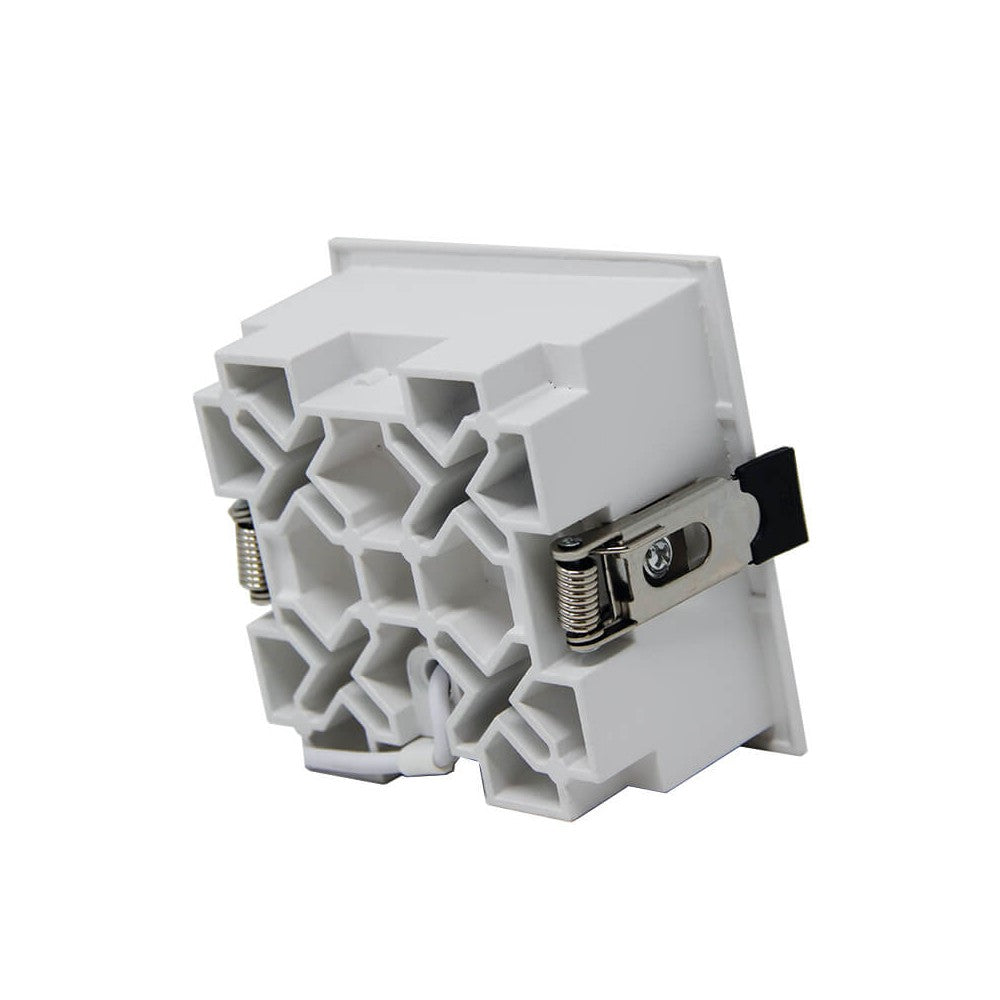 Foco empotrable LED con chip OSRAM SMD5050  de alta potencia y con 20W de potencia. Dispone de factor antideslumbramiento URG 17 y un ángulo de apertura de 24º. Con una iluminación más directa para centrar la luz en puntos específicos. Una iluminación de acentuación elegante y distintiva.
