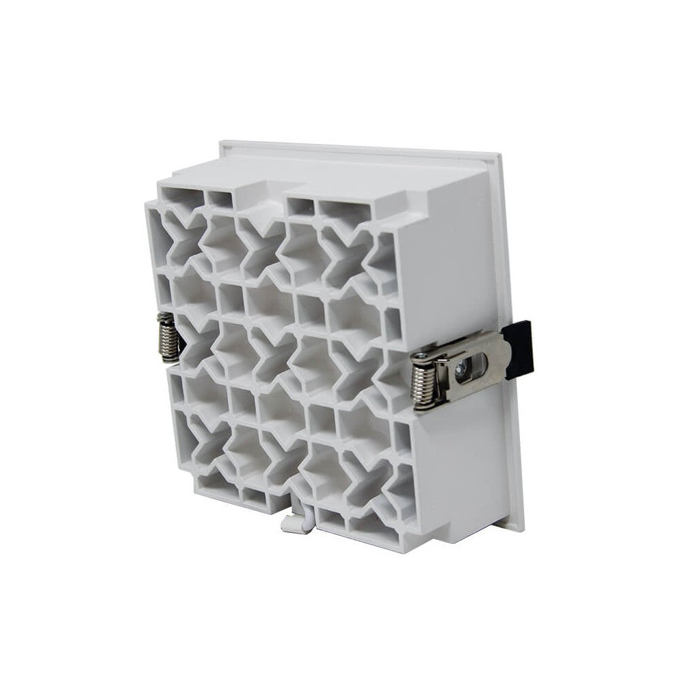 Foco empotrable LED con chip OSRAM SMD5050  de alta potencia y con 40W de potencia. Dispone de factor antideslumbramiento URG 17 y un ángulo de apertura de 24º. Con una iluminación más directa para centrar la luz en puntos específicos. Una iluminación de acentuación elegante y distintiva.