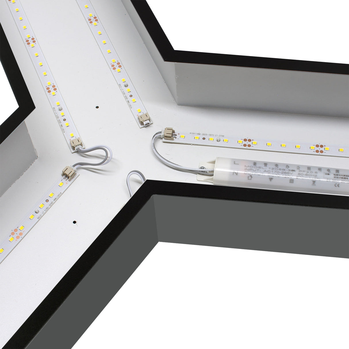 Luminaria de suspensión / superfice LED que permite múltiples composiciones creativas. La difusión de la luz a través de un policarbonato opalizado de alta difusión crea un ambiente perfecto para cualquier estancia. 