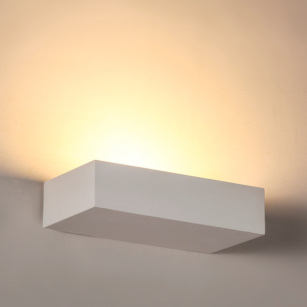 Aplique de pared con base GU9 fabricado en escayola. Crea ambientes únicos y sofisticados en la decoración de cualquier ambiente. Instalación sencilla, el material se puede emplastecer y pintar.