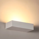 Aplique de pared con base GU9 fabricado en escayola. Crea ambientes únicos y sofisticados en la decoración de cualquier ambiente. Instalación sencilla, el material se puede emplastecer y pintar.