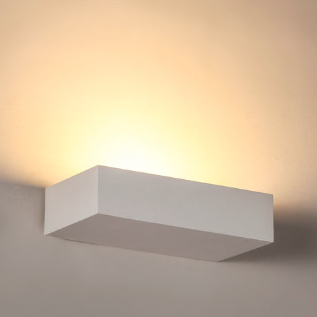 Aplique de pared con base GU9 fabricado en escayola. Crea ambientes únicos y sofisticados en la decoración de cualquier ambiente. Instalación sencilla, el material se puede emplastecer y pintar.