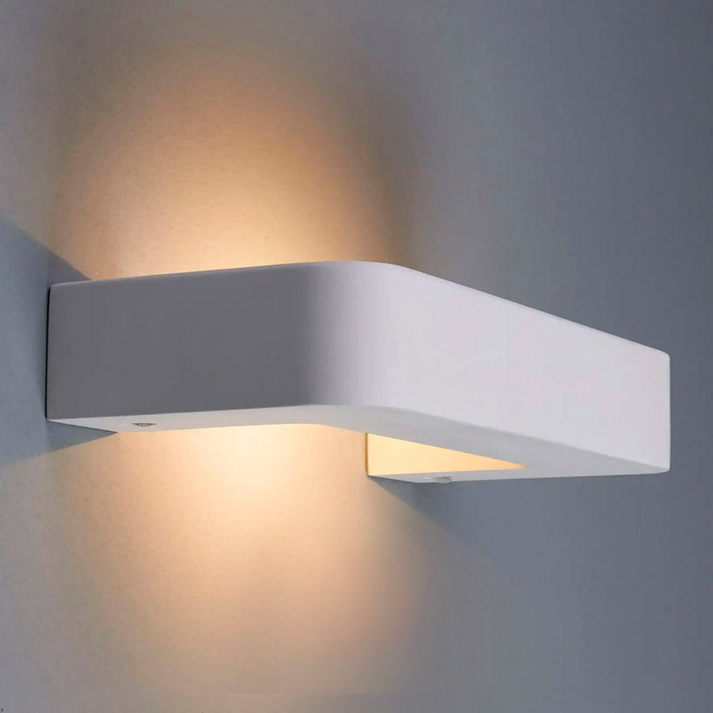 Aplique de pared con base para bombilla GU9 fabricado en escayola. Crea ambientes únicos y sofisticados en la decoración de cualquier ambiente. Instalación sencilla, el material se puede emplastecer y pintar.