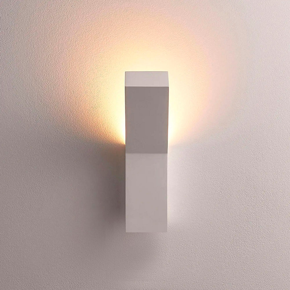 Aplique de pared con base para bombilla GU9 fabricado en escayola. Crea ambientes únicos y sofisticados en la decoración de cualquier ambiente. Instalación sencilla, el material se puede emplastecer y pintar.