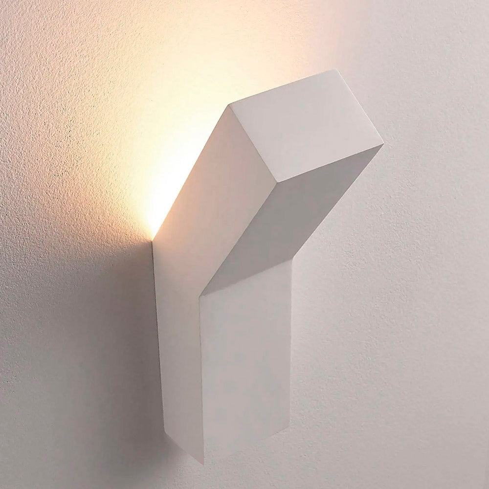 Aplique de pared con base para bombilla GU9 fabricado en escayola. Crea ambientes únicos y sofisticados en la decoración de cualquier ambiente. Instalación sencilla, el material se puede emplastecer y pintar.
