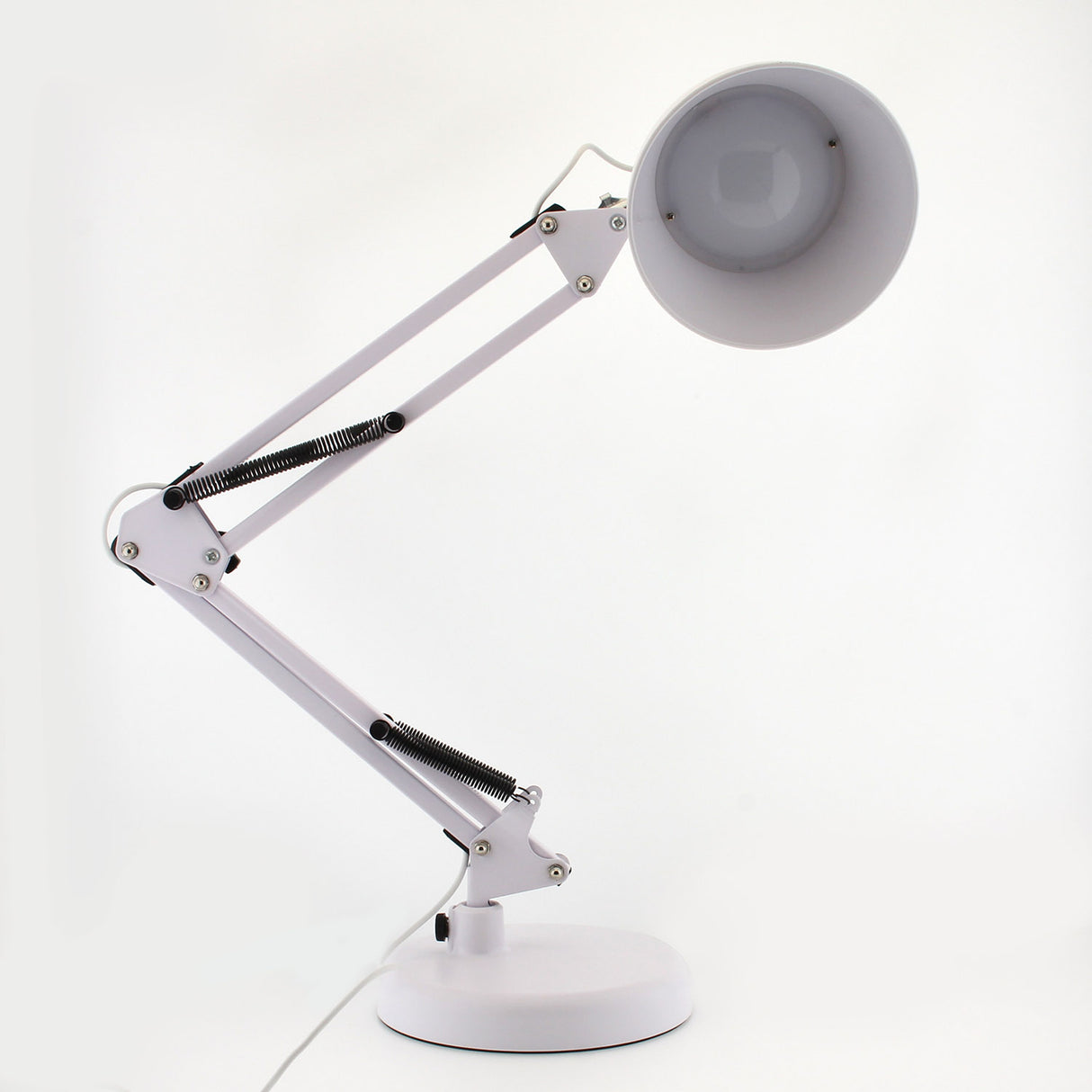 Lámpara led de estudio con brazo articulado que permite dirigir su haz de luz en cualquier dirección. Control táctil con selector de intensidad. Con un diseño clásico y funcional. Realizado con materiales de alta calidad. 