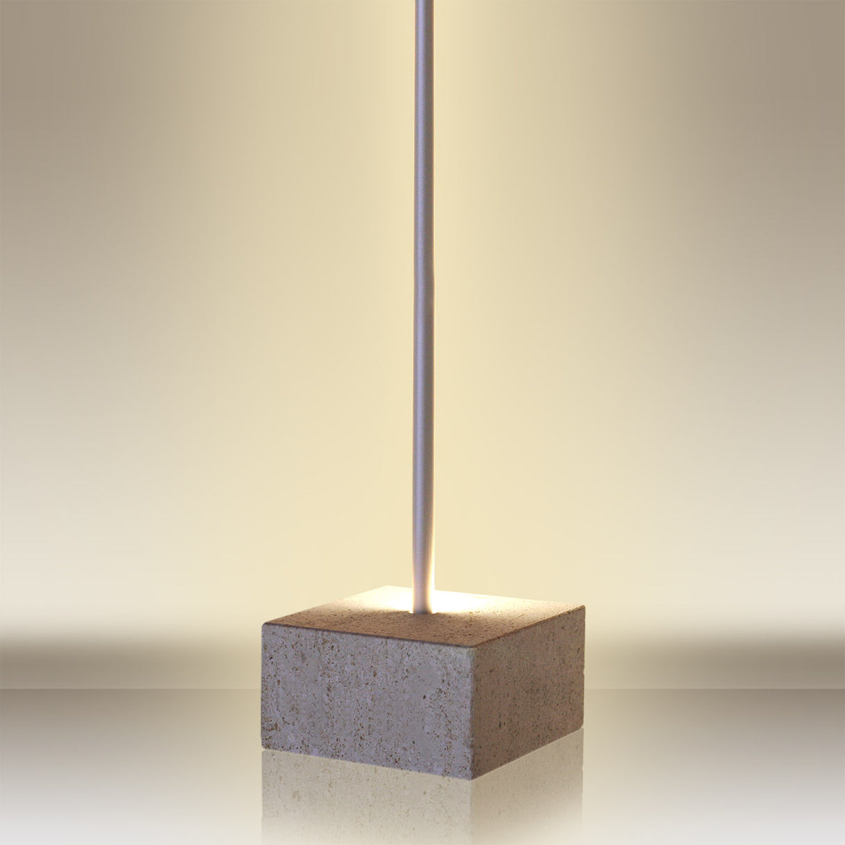 Lámpara con base de piedra natural Niwala con lineal vertical en aluminio anodizado con cubierta opal y chip led de alta luminosidad. Luminaria exclusiva para crear ambientes únicos en cualquier lugar. Incluye mando a distancia para apagar/encender, controlar la intensidad y efectos de la luz. 