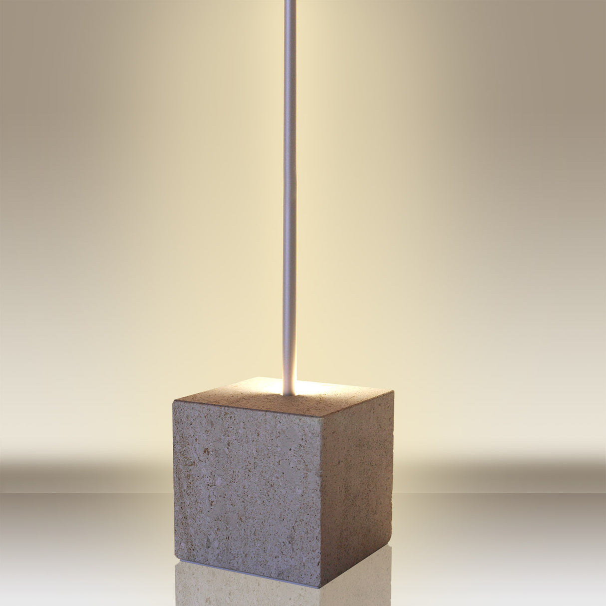 Lámpara con base de piedra natural Niwala con lineal vertical en aluminio anodizado con cubierta opal y chip led de alta luminosidad. Luminaria exclusiva para crear ambientes únicos en cualquier lugar. Incluye mando a distancia para apagar/encender, controlar la intensidad y efectos de la luz. 