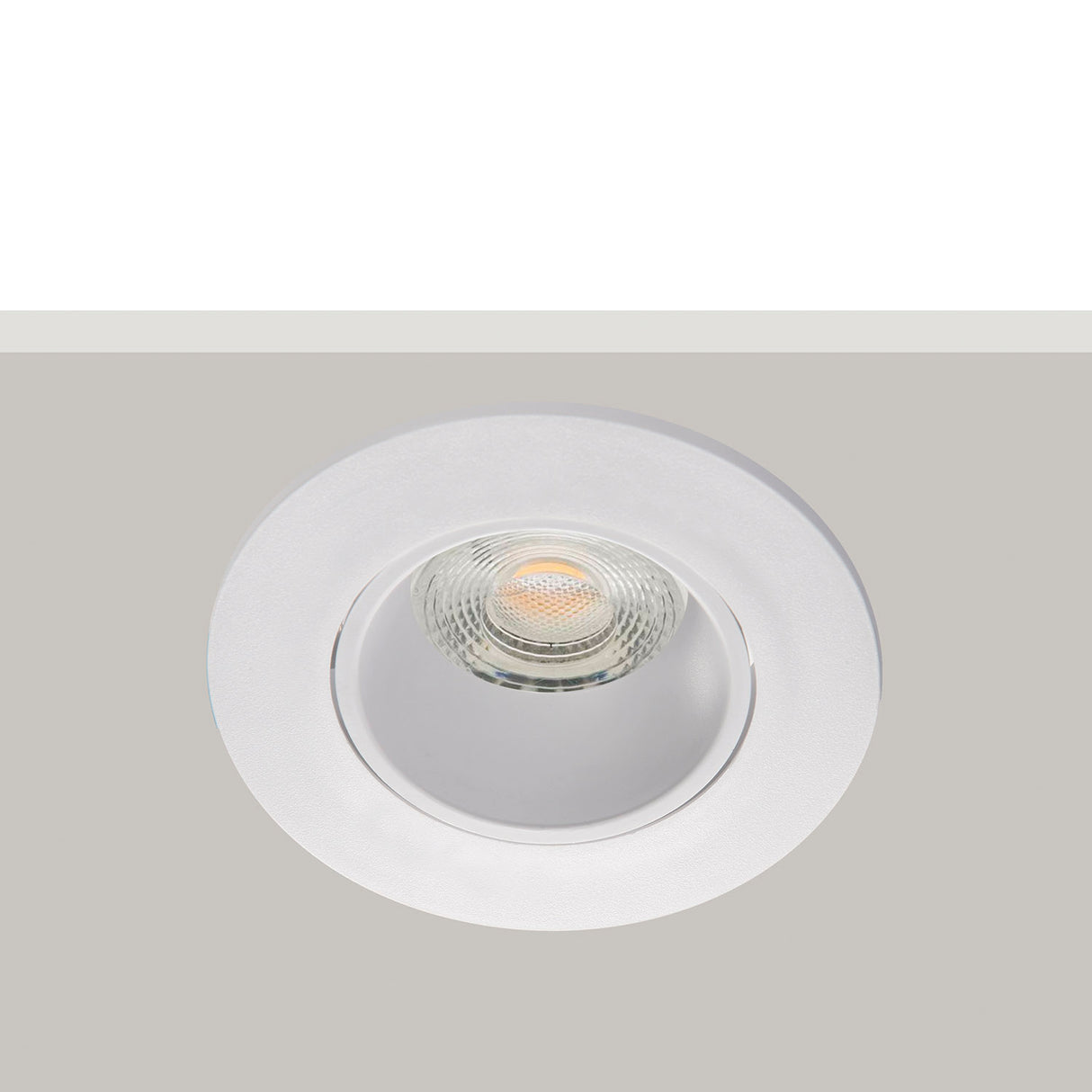 Aro basuclante con diseño moderno y elegante. Podrás instalar todas nuestras dicroicas de forma rápida y sencilla. Es ideal para instalar en salones, dormitorios, aseos, oficinas, zonas de paso...