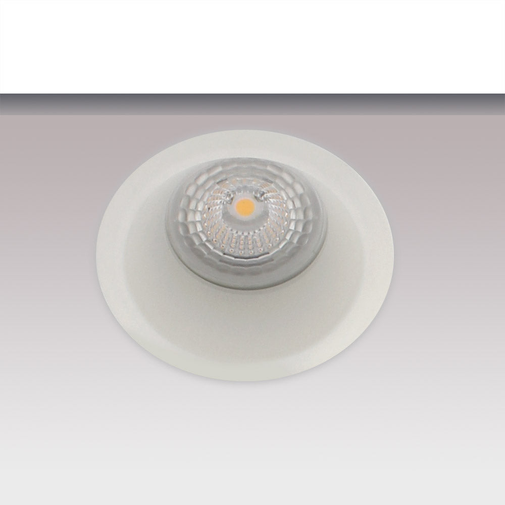 Housing para bombillas GU10 con diseño moderno y elegante. Fabricado en aluminio. Podrás instalar todas nuestras dicroicas de forma rápida y sencilla. Es ideal para instalar en salones, dormitorios, aseos... oficinas, zonas de paso...