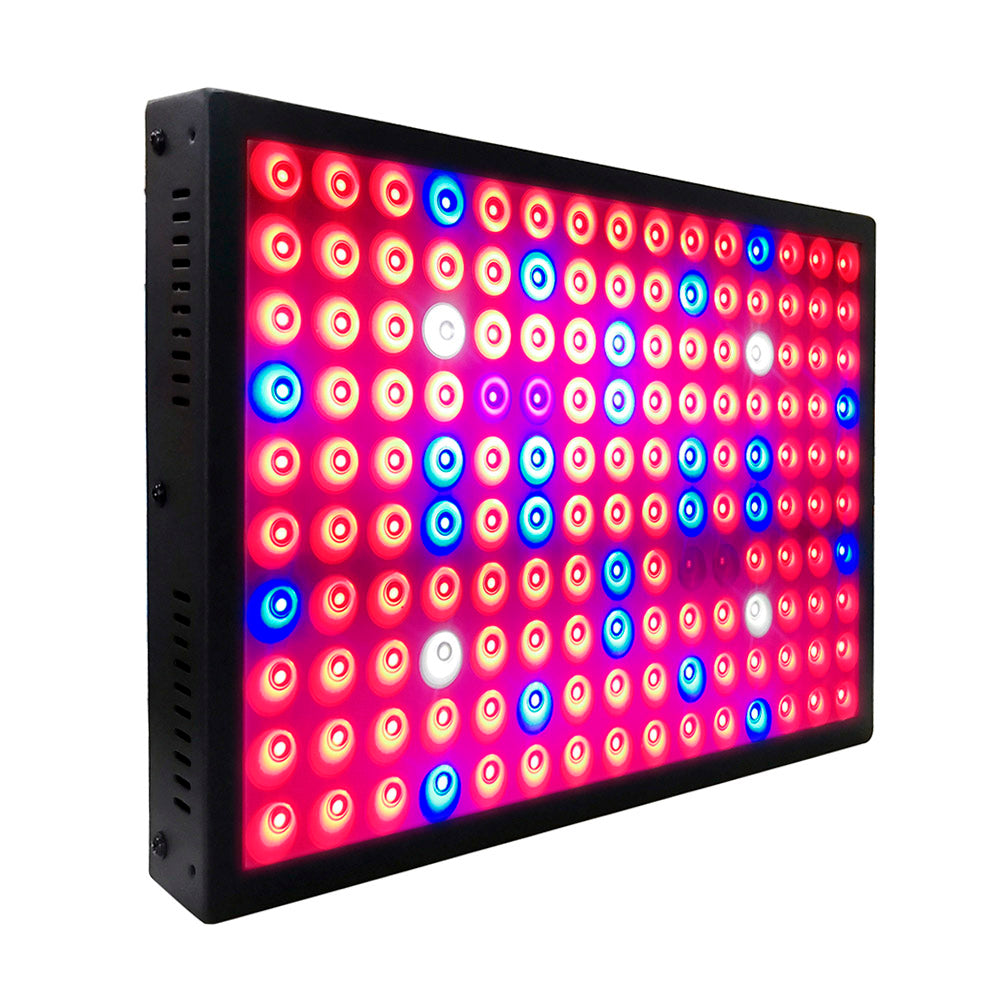 Pantalla especialmente diseñada para estimular el crecimiento de las plantas combinando los espectros lumínicos ideales para su desarrollo. No emiten calor y la planta no sufre quemaduras ni se deshidratan. Incluye 150 chip led con un espectro completo de color de luz roja, azul, UV, IR y luz blanca para todas las fases de crecimiento y floración de las plantas.