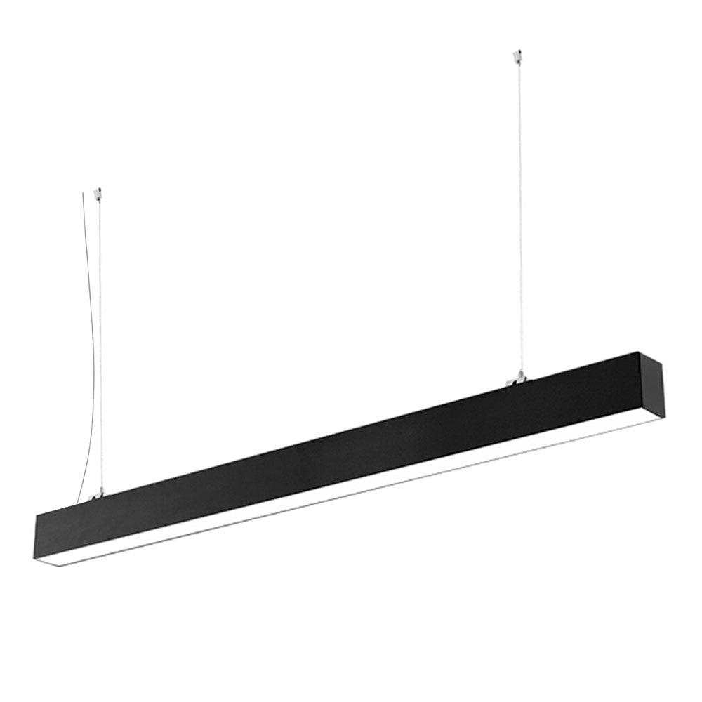 Luminaria de suspensión lineal lacado en color negro y con chip led Philips Lumiled y una longitud de 120cm que ofrece una iluminación general a través del difusor de policarbonato opal que crea un ambiente perfecto para cualquier estancia. Incluye accesorios para su instalación suspendida o en superficie.