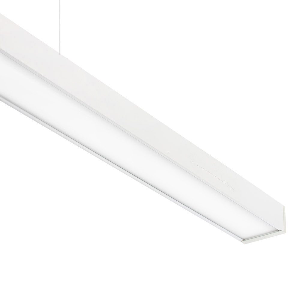 Luminaria de suspensión lineal lacado en color blanco y con una longitud de 150cm que ofrece una iluminación general que crea un ambiente perfecto para cualquier estancia. Con florón rectangular central y driver LIFUD.