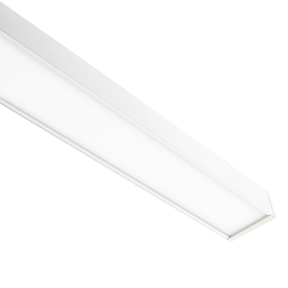 Luminaria de suspensión lineal lacado en color blanco y con una longitud de 150cm que ofrece una iluminación general que crea un ambiente perfecto para cualquier estancia. Con florón rectangular central y driver LIFUD.