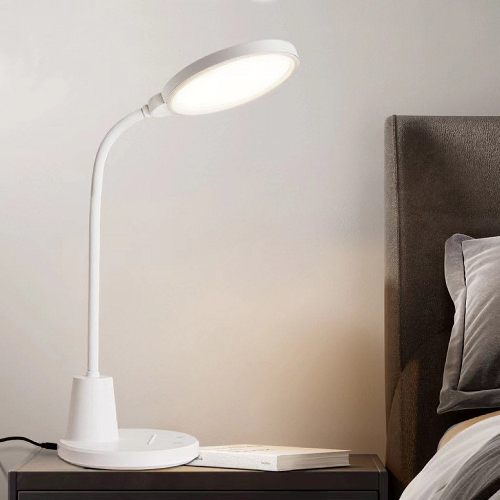 Lámpara de escritorio con botonera táctil y selector de color de luz e intensidad. Con un diseño moderno y funcional, realizado con materiales de alta calidad y chip led de alta potencia. Orientable en cualquier posición.