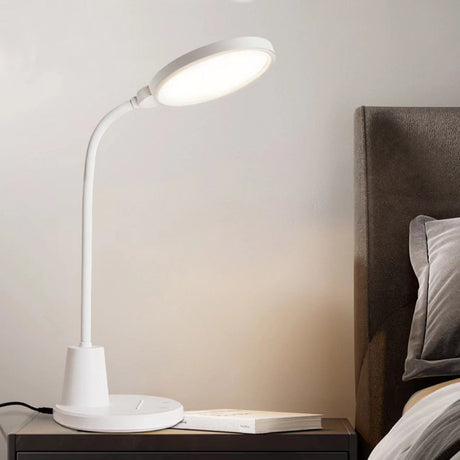 Lámpara de escritorio con botonera táctil y selector de color de luz e intensidad. Con un diseño moderno y funcional, realizado con materiales de alta calidad y chip led de alta potencia. Orientable en cualquier posición.