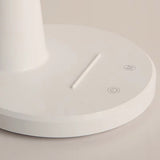 Lámpara de escritorio con botonera táctil y selector de color de luz e intensidad. Con un diseño moderno y funcional, realizado con materiales de alta calidad y chip led de alta potencia. Orientable en cualquier posición.