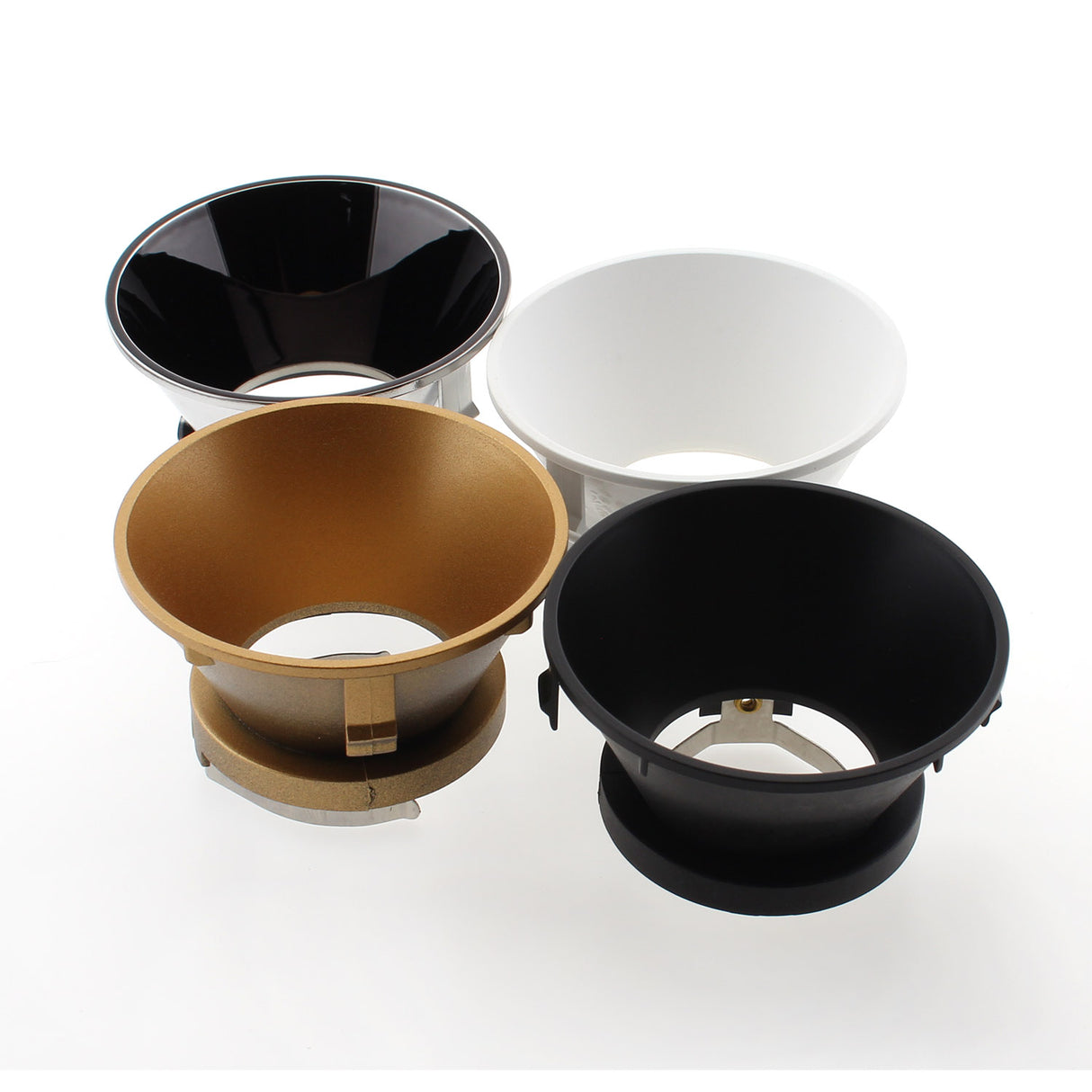 Reflector de color negro mate para Aplique BOX. Se puede instalar fácilmente y conseguir adaptar el foco a la decoración de cualquier ambiente.