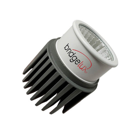 Spot LED de calidad profesional con chip led de alta potencia lumínica BRIDGELUX con disipador de aluminio de diseño patentando que alarga la vida útil y garantiza un flujo luminosos estable a lo largo del tiempo. Con un CRI >92 que asegura una perfecta reproducción cromática. Especialmente indicado para los apliques o aros estándar GU10