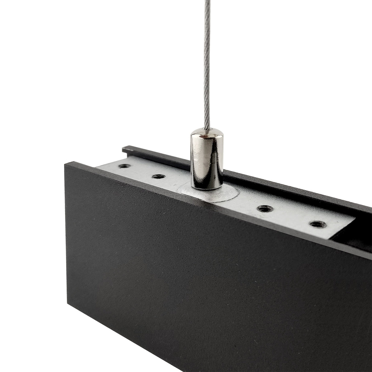 Kit que incluye 2 cables de suspensión de 2 metros y sus accesorios de conexión para suspender el carril magnético.