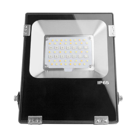 Proyector de exterior de gran calidad de altas prestaciones y gran resistencia (IP65). Ofrece máximo control y amplias posibilidades de decoración con luz RGB +CCT (3000K-6000K). Podrás controlar el proyector desde el mando a distancia RF específico (no incluido) y configurar hasta 8 grupos diferentes.