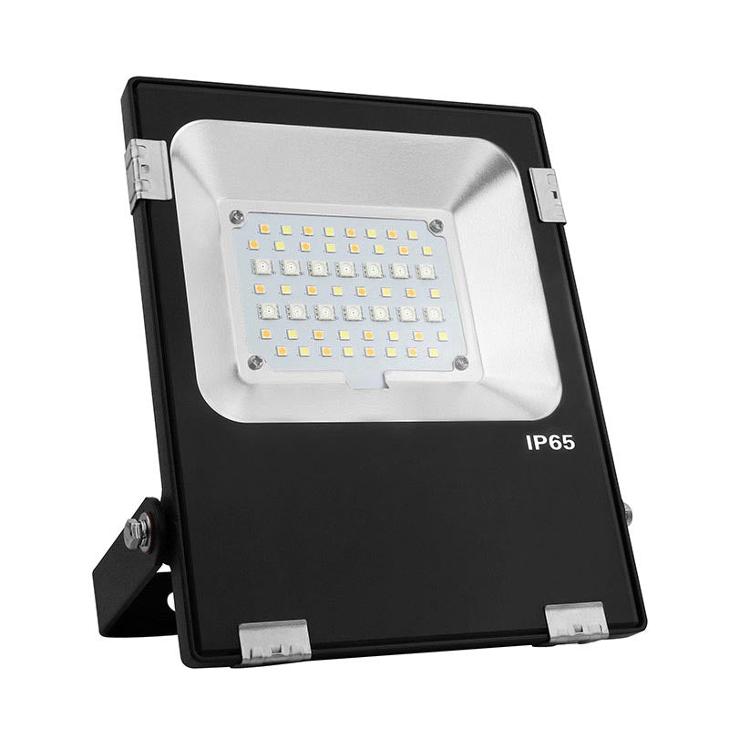 Proyector de exterior de gran calidad de altas prestaciones y gran resistencia (IP65). Ofrece máximo control y amplias posibilidades de decoración con luz RGB +CCT (3000K-6000K). Podrás controlar el proyector desde el mando a distancia RF específico (no incluido) y configurar hasta 8 grupos diferentes.