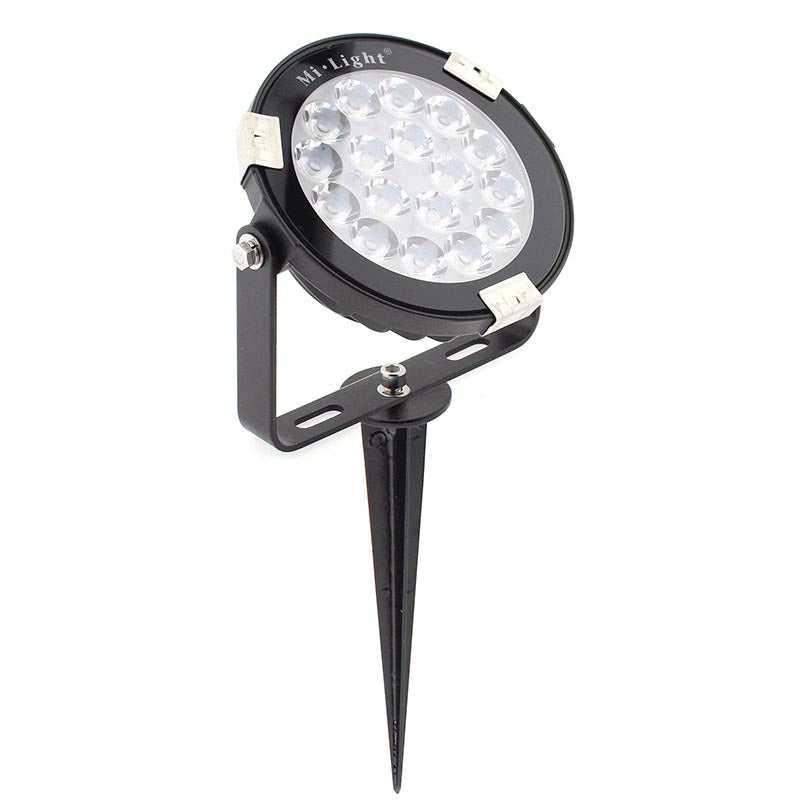 Foco proyector orientable de exterior LED con estaca para su fijación al suelo. Altas prestaciones y gran resistencia (IP65). Ofrece máximo control y amplias posibilidades de decoración con luz RGB y luz blanca ajustable desde 2700K a 6500K.