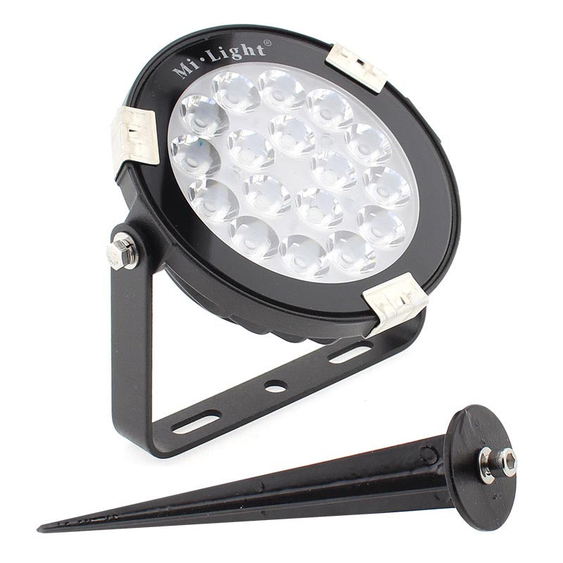 Foco proyector orientable de exterior LED con estaca para su fijación al suelo. Altas prestaciones y gran resistencia (IP65). Ofrece máximo control y amplias posibilidades de decoración con luz RGB y luz blanca ajustable desde 2700K a 6500K.