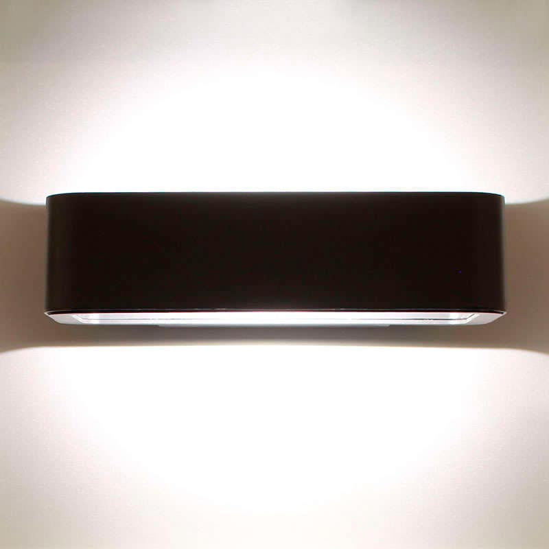 Luminaria led realizada en aluminio de gran calidad y lacado en color gris pavonado para la iluminación de paramentos verticales. Emite un haz de luz sin emisión de calor y gran eficiencia. Lámpara ideal para combinar diferentes tipos de iluminación tanto en interiores como en exteriores.