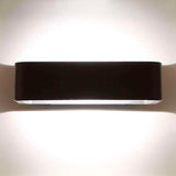 Luminaria led realizada en aluminio de gran calidad y lacado en color gris pavonado para la iluminación de paramentos verticales. Emite un haz de luz sin emisión de calor y gran eficiencia. Lámpara ideal para combinar diferentes tipos de iluminación tanto en interiores como en exteriores.