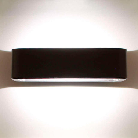 Luminaria led realizada en aluminio de gran calidad y lacado en color gris pavonado para la iluminación de paramentos verticales. Emite un haz de luz sin emisión de calor y gran eficiencia. Lámpara ideal para combinar diferentes tipos de iluminación tanto en interiores como en exteriores.