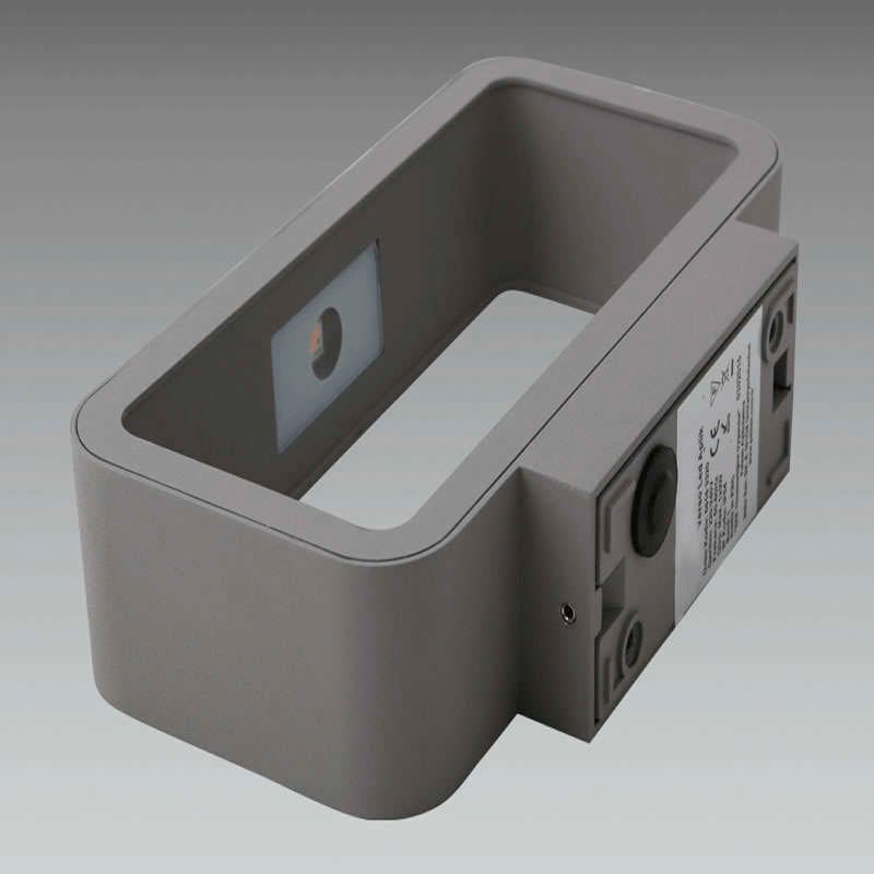 Luminaria led realizada en aluminio de gran calidad y lacado en color gris pavonado para la iluminación de paramentos verticales. Emite un haz de luz sin emisión de calor y gran eficiencia. Lámpara ideal para combinar diferentes tipos de iluminación tanto en interiores como en exteriores.