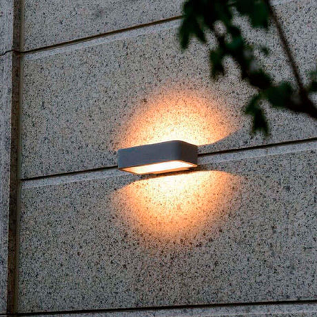 Luminaria led realizada en aluminio de gran calidad y lacado en color gris pavonado para la iluminación de paramentos verticales. Emite un haz de luz sin emisión de calor y gran eficiencia. Lámpara ideal para combinar diferentes tipos de iluminación tanto en interiores como en exteriores.