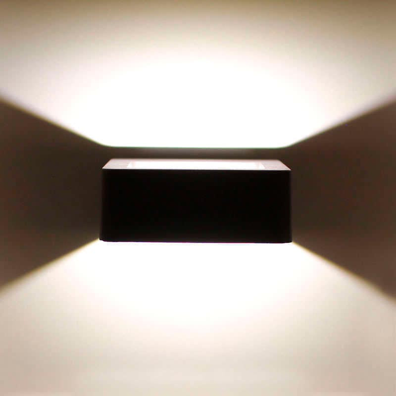 Luminaria led realizada en aluminio de gran calidad y lacado en color gris pavonado para la iluminación de paramentos verticales. Emite un haz de luz sin emisión de calor y gran eficiencia. Lámpara ideal para combinar diferentes tipos de iluminación tanto en interiores como en exteriores.