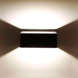 Luminaria led realizada en aluminio de gran calidad y lacado en color gris pavonado para la iluminación de paramentos verticales. Emite un haz de luz sin emisión de calor y gran eficiencia. Lámpara ideal para combinar diferentes tipos de iluminación tanto en interiores como en exteriores.