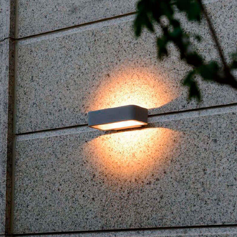Luminaria led realizada en aluminio de gran calidad y lacado en color gris pavonado para la iluminación de paramentos verticales. Emite un haz de luz sin emisión de calor y gran eficiencia. Lámpara ideal para combinar diferentes tipos de iluminación tanto en interiores como en exteriores.