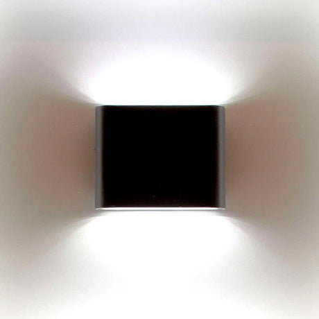 Luminaria led realizada en aluminio de gran calidad y lacado en color antracita pavonado para la iluminación de paramentos verticales. Emite un haz de luz sin emisión de calor y gran eficiencia. Lámpara ideal para combinar diferentes tipos de iluminación tanto en interiores como en exteriores.