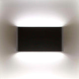 Luminaria led realizada en aluminio de gran calidad y lacado en color gris pavonado para la iluminación de paramentos verticales. Emite un haz de luz sin emisión de calor y gran eficiencia. Lámpara ideal para combinar diferentes tipos de iluminación tanto en interiores como en exteriores.