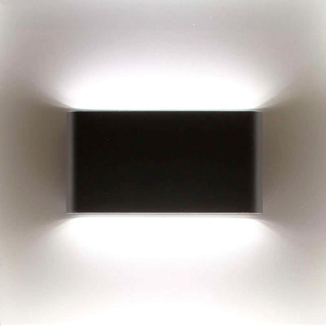 Luminaria led realizada en aluminio de gran calidad y lacado en color gris pavonado para la iluminación de paramentos verticales. Emite un haz de luz sin emisión de calor y gran eficiencia. Lámpara ideal para combinar diferentes tipos de iluminación tanto en interiores como en exteriores.