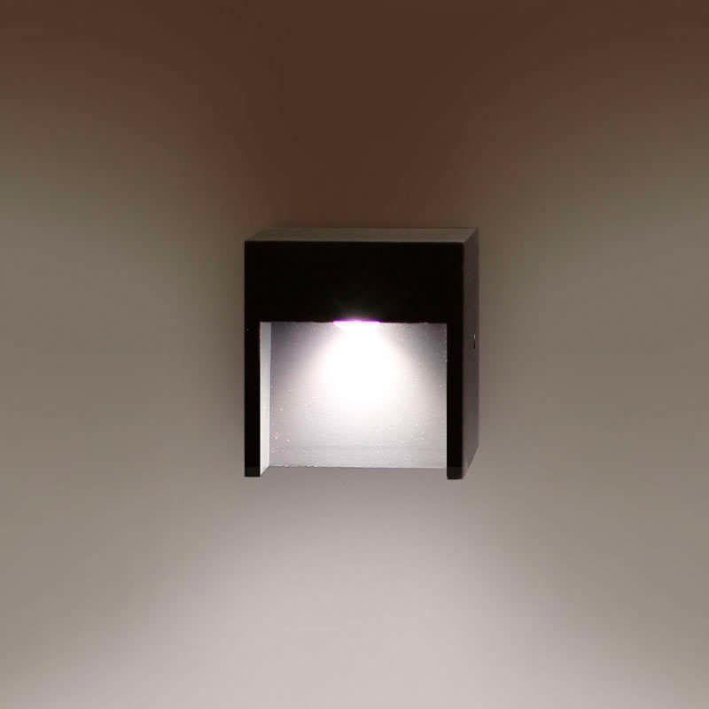 Luminaria led realizada en aluminio de gran calidad y lacado en color gris pavonado para la iluminación de paramentos verticales. Emite un haz de luz sin emisión de calor y gran eficiencia. Lámpara ideal para combinar diferentes tipos de iluminación tanto en interiores como en exteriores.