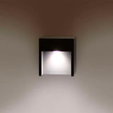 Luminaria led realizada en aluminio de gran calidad y lacado en color gris pavonado para la iluminación de paramentos verticales. Emite un haz de luz sin emisión de calor y gran eficiencia. Lámpara ideal para combinar diferentes tipos de iluminación tanto en interiores como en exteriores.