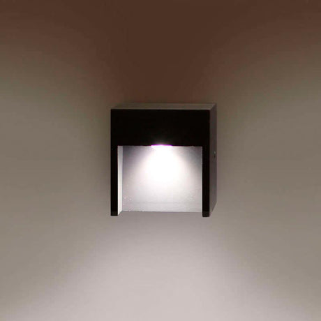 Luminaria led realizada en aluminio de gran calidad y lacado en color gris pavonado para la iluminación de paramentos verticales. Emite un haz de luz sin emisión de calor y gran eficiencia. Lámpara ideal para combinar diferentes tipos de iluminación tanto en interiores como en exteriores.
