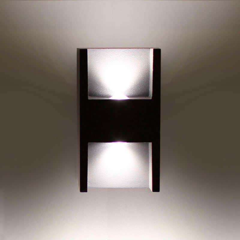 Luminaria led realizada en aluminio de gran calidad y lacado en color gris pavonado para la iluminación de paramentos verticales. Emite un haz de luz sin emisión de calor y gran eficiencia. Lámpara ideal para combinar diferentes tipos de iluminación tanto en interiores como en exteriores.