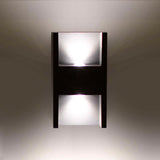 Luminaria led realizada en aluminio de gran calidad y lacado en color gris pavonado para la iluminación de paramentos verticales. Emite un haz de luz sin emisión de calor y gran eficiencia. Lámpara ideal para combinar diferentes tipos de iluminación tanto en interiores como en exteriores.
